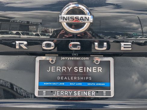 Used 2021 Nissan Rogue SV image 14