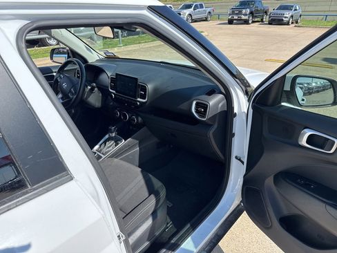 Used 2024 Hyundai Venue SEL FWD image 15