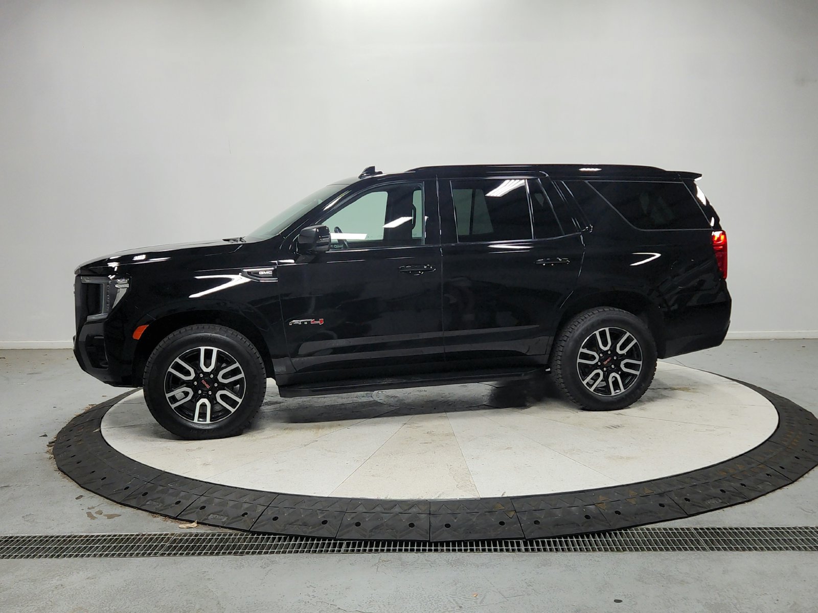 Used 2023 GMC Yukon AT4 AWD/4WD image 5