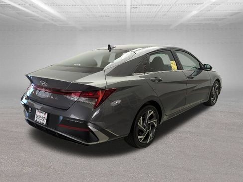 Used 2025 Hyundai Elantra SEL FWD image 5