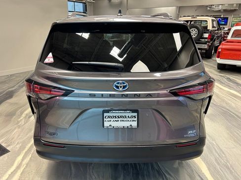 Used 2022 Toyota Sienna XLE FWD image 31