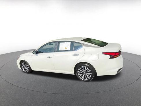Used 2025 Nissan Altima 2.5 SV FWD image 9