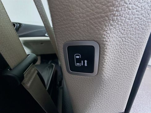 Used 2024 Chrysler Pacifica Limited image 40