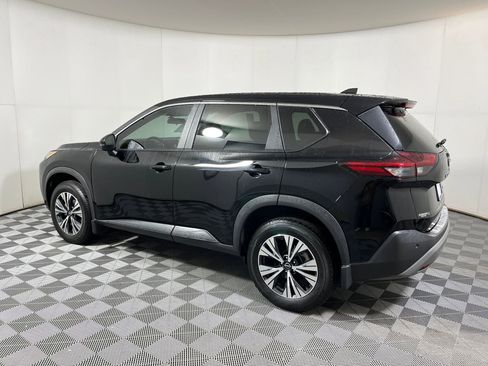 Used 2023 Nissan Rogue SV image 2
