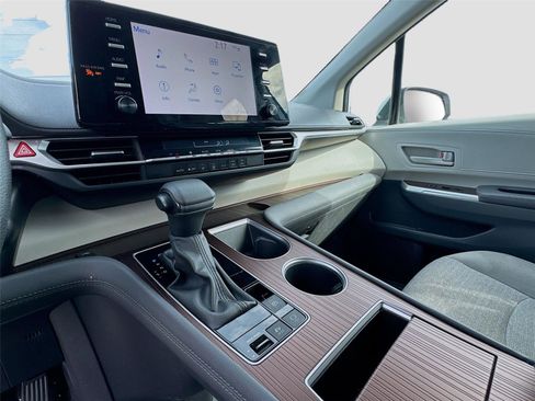 Used 2024 Toyota Sienna LE image 10