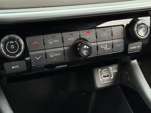 Used 2025 Jeep Compass Limited image 18