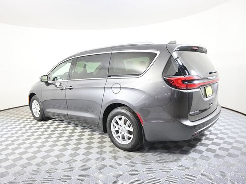 Used 2021 Chrysler Pacifica Touring-L w/ Uconnect Theater Family Group image 4