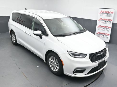 Used 2023 Chrysler Pacifica Touring-L FWD image 24