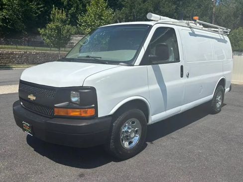 Used 2011 Chevrolet Express 2500 image 2