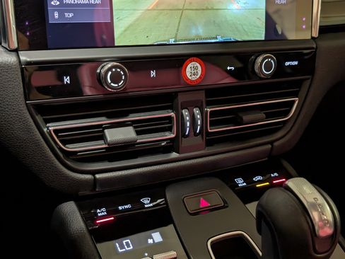 Used 2025 Porsche Macan image 38