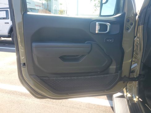Used 2025 Jeep Gladiator Sport AWD/4WD image 22
