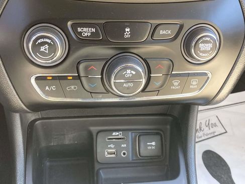 Used 2018 Jeep Cherokee Limited w/ Luxury Group image 18