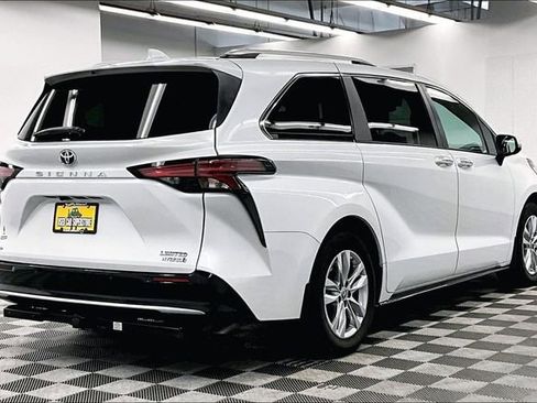 Used 2022 Toyota Sienna Limited image 13