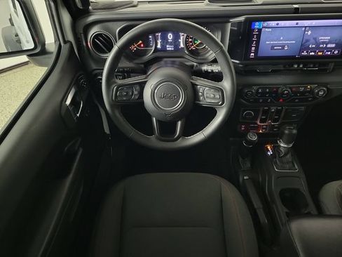 Used 2025 Jeep Wrangler Unlimited Rubicon w/ Convenience Group AWD/4WD image 8