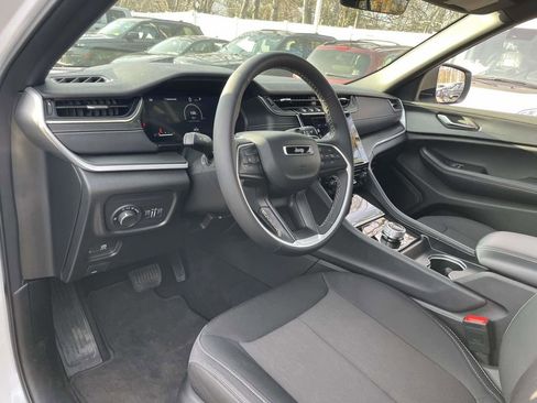 Used 2025 Jeep Grand Cherokee Laredo X image 17