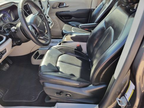 Used 2023 Chrysler Pacifica Touring-L FWD image 9