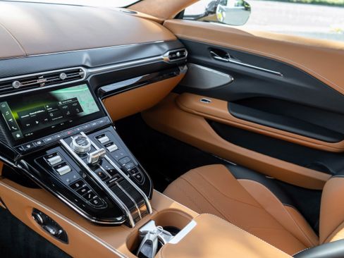 Used 2025 Aston Martin V8 Vantage Coupe image 9