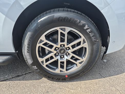 New 2025 Ford Expedition Active image 7