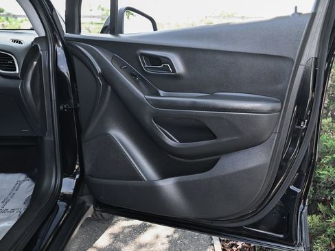 Used 2022 Chevrolet Trax LS w/ Tint and Cruise Package AWD/4WD image 37