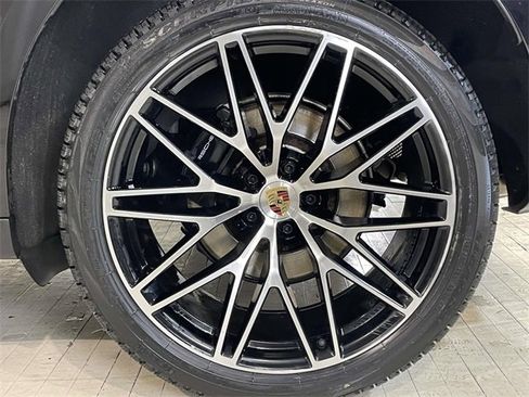 Used 2024 Porsche Macan image 14