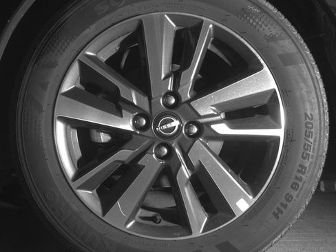 Used 2025 Nissan Versa SV image 11