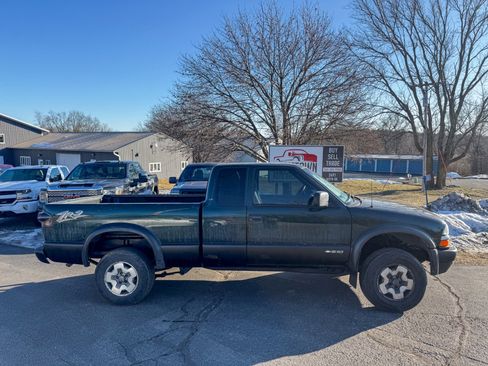 Used 2002 Chevrolet S10 Pickup LS w/ LS Preferred Equipment Group image 2