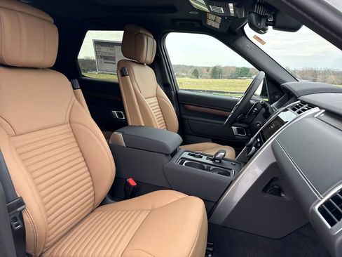 New 2025 Land Rover Discovery Dynamic SE image 16