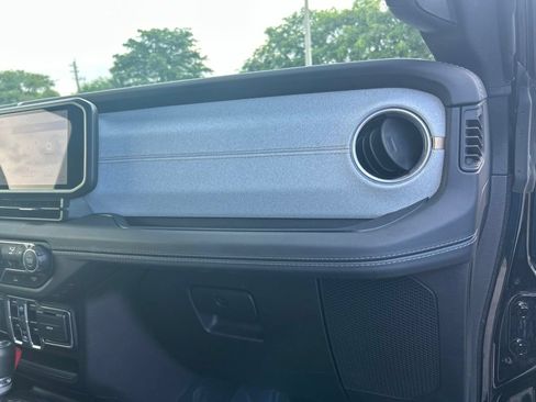 Used 2025 Jeep Wrangler Unlimited Sahara AWD/4WD image 24