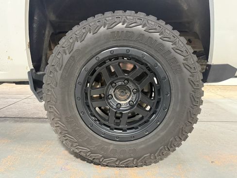 Used 2018 Chevrolet Silverado 1500 LT w/ Texas Edition AWD/4WD image 9