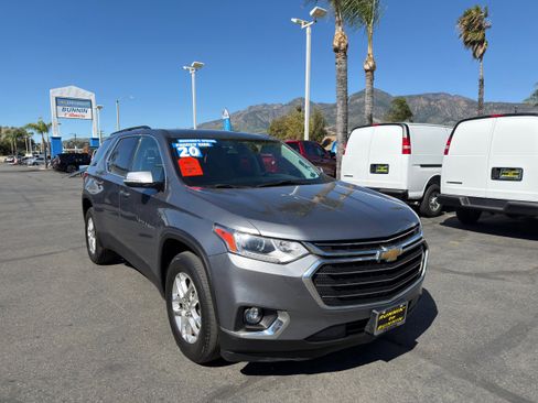 Used 2020 Chevrolet Traverse LT image 2