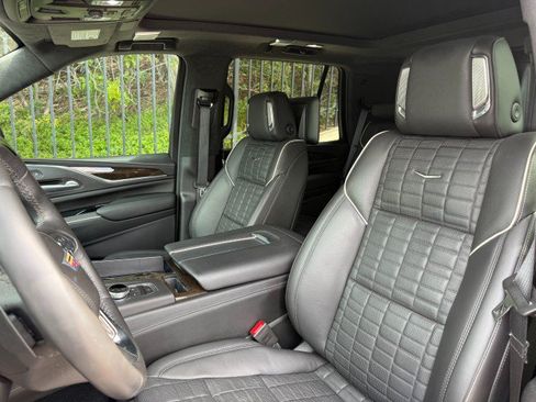 Used 2024 Cadillac Escalade Sport Platinum w/ LPO, ONYX Package AWD/4WD image 9
