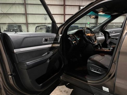 Used 2016 Ford Explorer XLT image 14