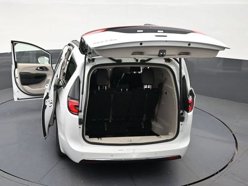 Used 2022 Chrysler Pacifica Touring-L FWD image 32