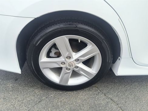 Used 2012 Toyota Camry L image 11