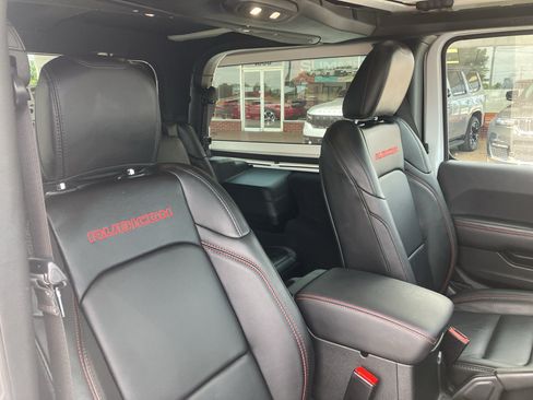 Used 2024 Jeep Wrangler Rubicon AWD/4WD image 23