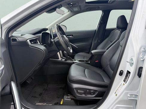 Used 2023 Toyota Corolla Cross XLE w/ Convenience Package image 9