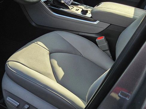 New 2026 Toyota Highlander Platinum AWD/4WD image 4