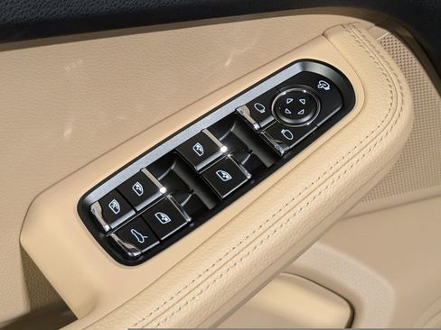 Certified 2025 Porsche Macan image 20