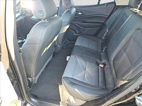 Used 2025 Chevrolet Trax LT w/ LT Convenience Package image 18