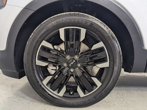Used 2024 Kia Telluride SX Prestige w/ Towing Package AWD/4WD image 9