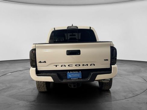 Used 2017 Toyota Tacoma TRD Sport image 7