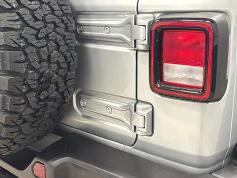 Used 2022 Jeep Wrangler Unlimited Rubicon AWD/4WD image 38