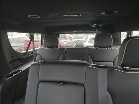 Used 2024 GMC Yukon XL SLT AWD/4WD image 16