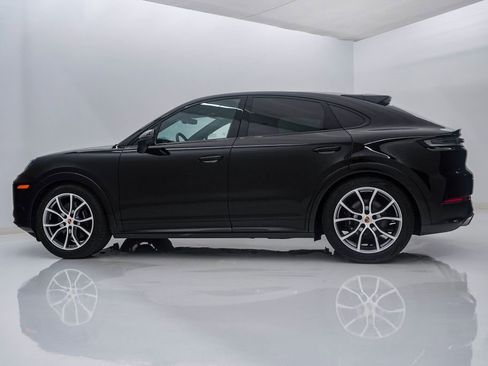 Certified 2025 Porsche Cayenne Coupe image 2