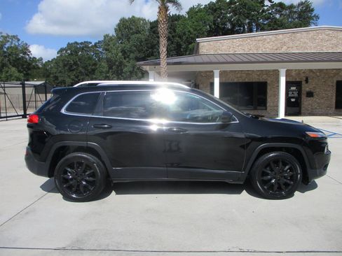 Used 2017 Jeep Cherokee Limited w/ Luxury Group FWD image 2