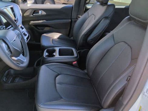 New 2026 Chrysler Pacifica Select FWD image 21
