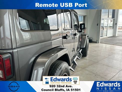 Used 2017 Jeep Wrangler Unlimited Sahara w/ Connectivity Group AWD/4WD image 8