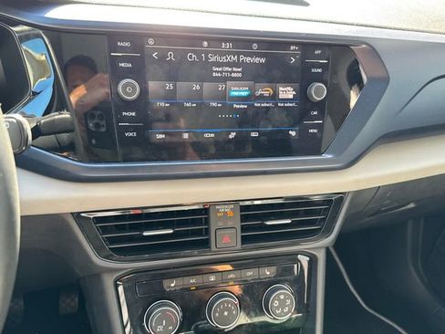 Used 2023 Volkswagen Taos SE w/ Panoramic Sunroof Package image 4