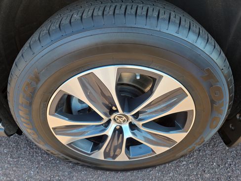 Used 2023 Toyota Highlander XLE image 12