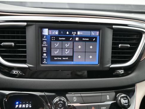 Used 2022 Chrysler Voyager LX image 16